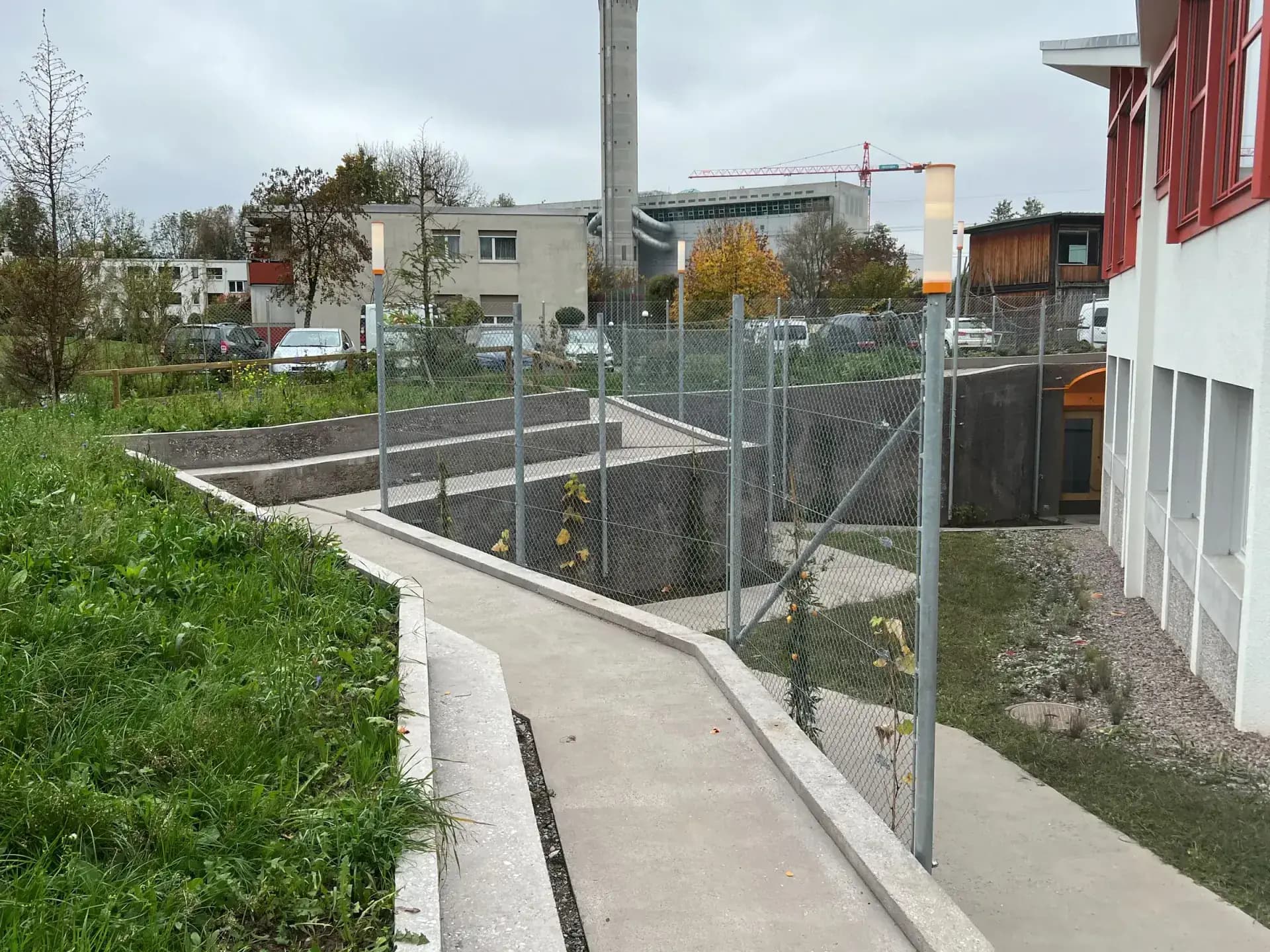 Schulanlage Auzelg, Zürich, Referenzprojekt der Walter Zäune AG (5)
