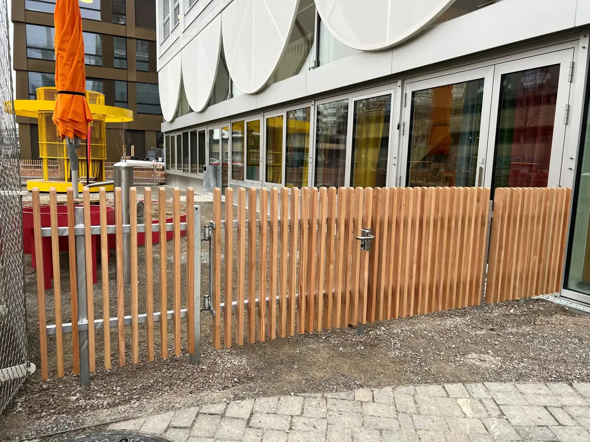 Schulhaus Allmend, Zürich, Referenzprojekt der Walter Zäune AG (4)