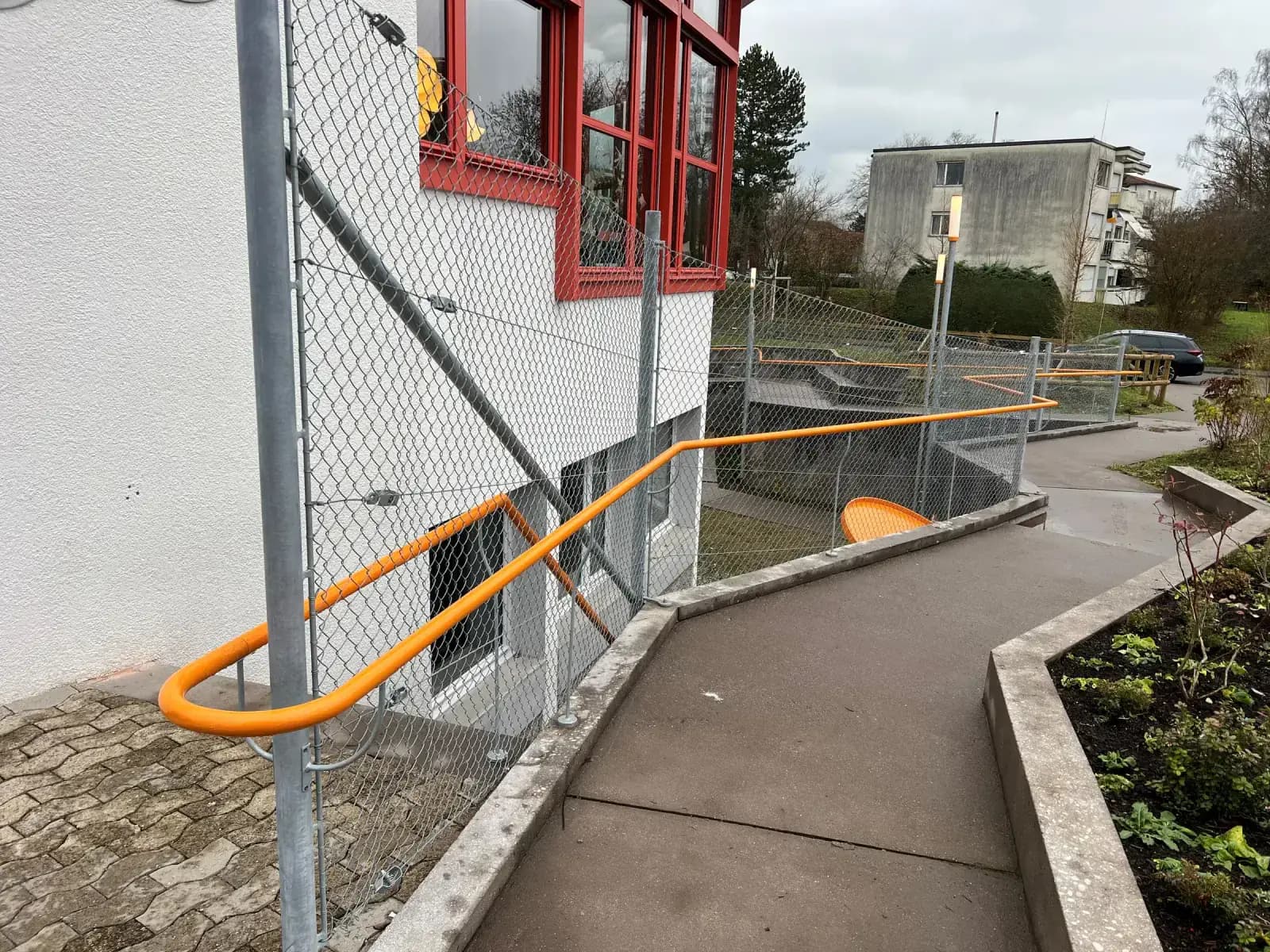 Schulanlage Auzelg, Zürich, Referenzprojekt der Walter Zäune AG (6)