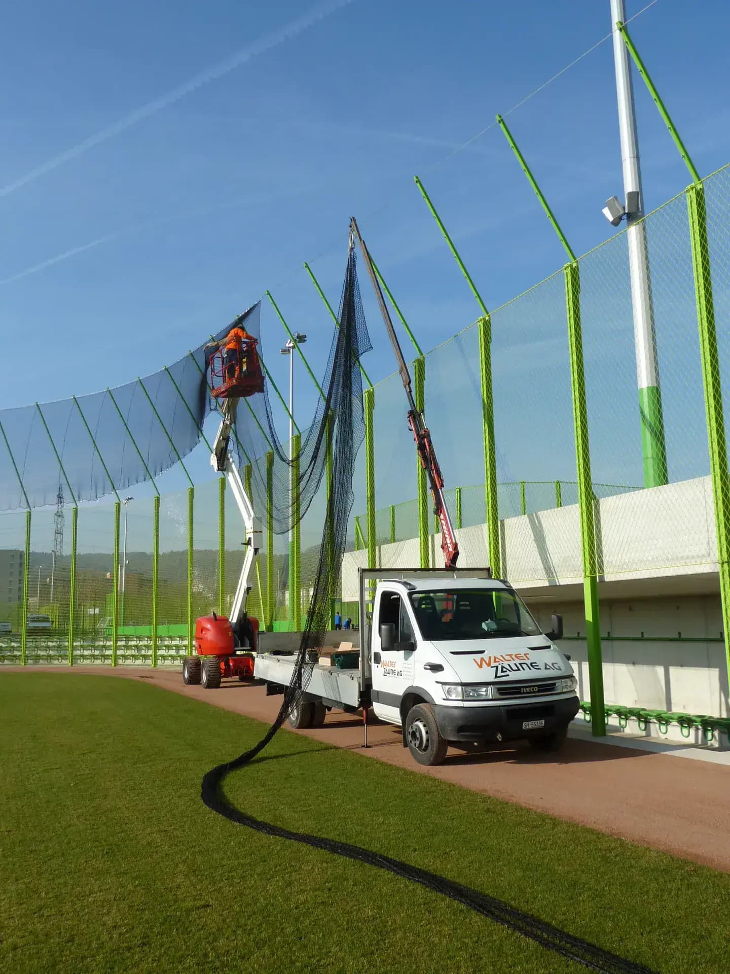 Montageteam der Walter Zäune AG bei der Zaunmontage (2)