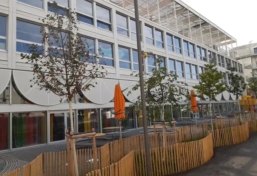 Schulhaus Allmend, Zürich, Referenzprojekt der Walter Zäune AG (5)