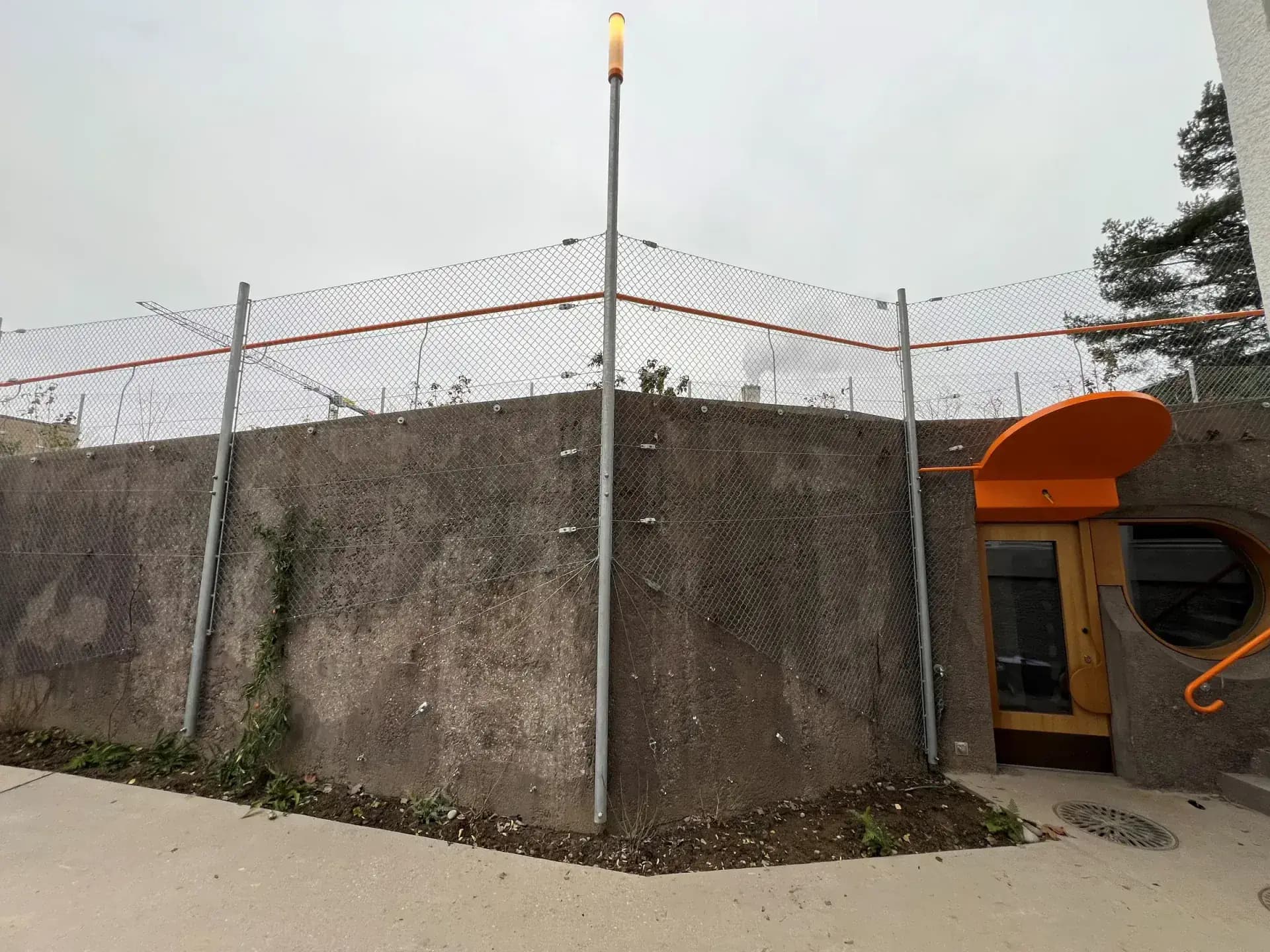 Schulanlage Auzelg, Zürich, Referenzprojekt der Walter Zäune AG (3)