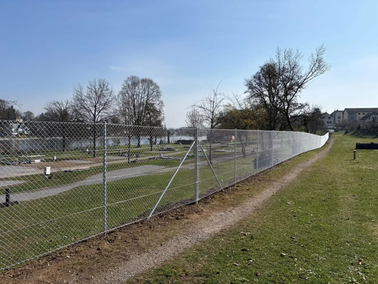 Diagonalgeflechtzaun entlang einer Parkanlage am Rhein