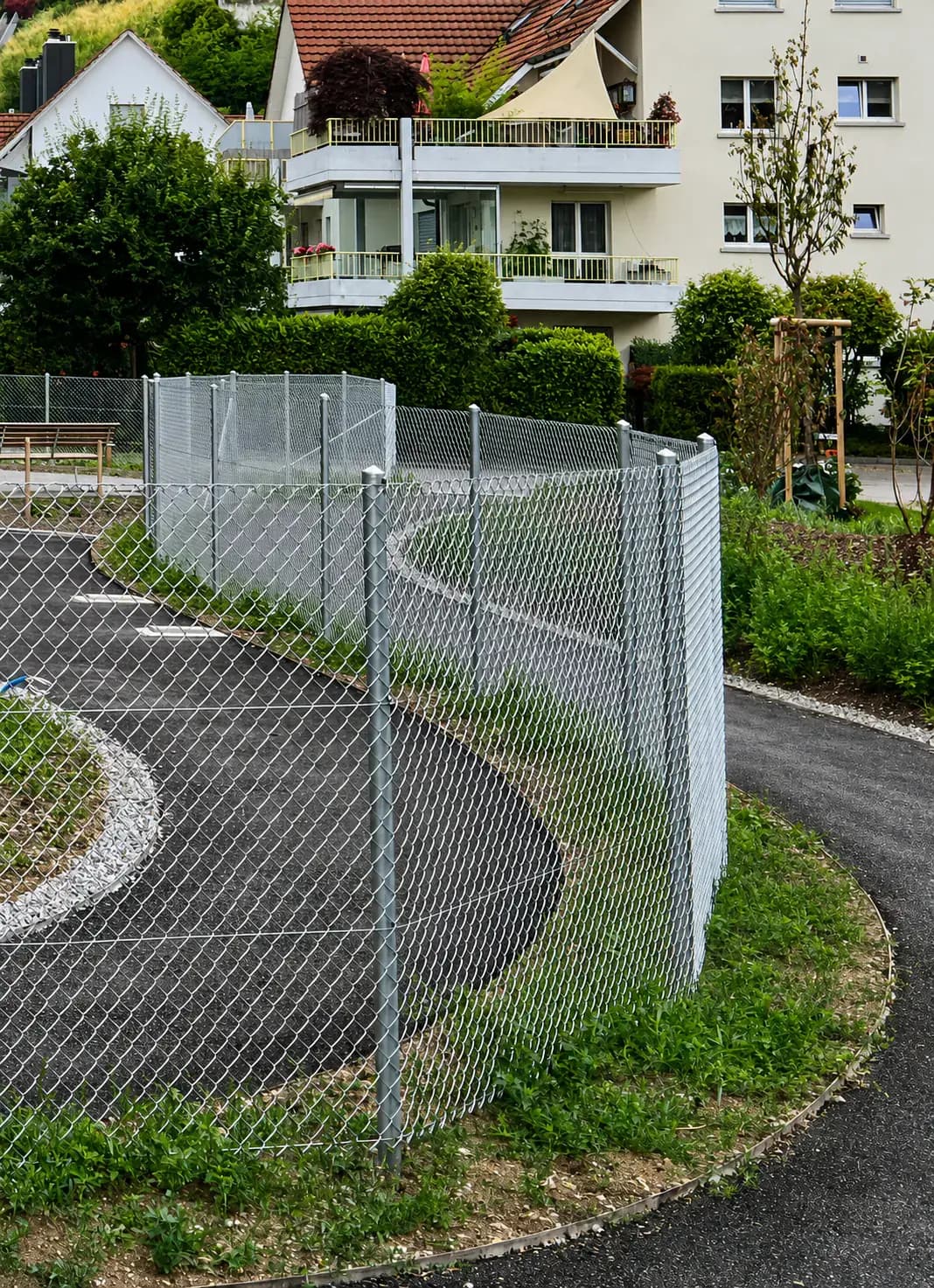 Diagonalgeflechtzaun um eine Pumptrack-Anlage