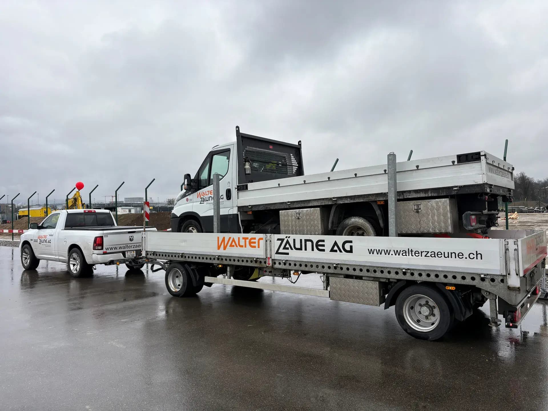 Fahrzeuge der Walter Zäune AG auf dem Weg zur Montage
