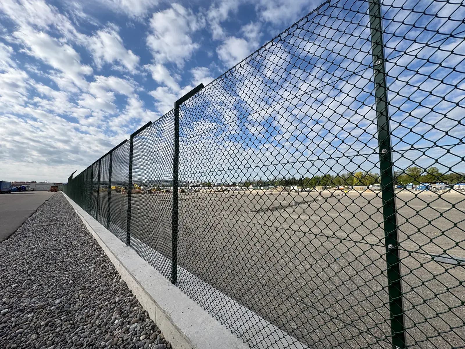 Flughafenzaun auf Betonsockel, Zone West am Flughafen Zürich