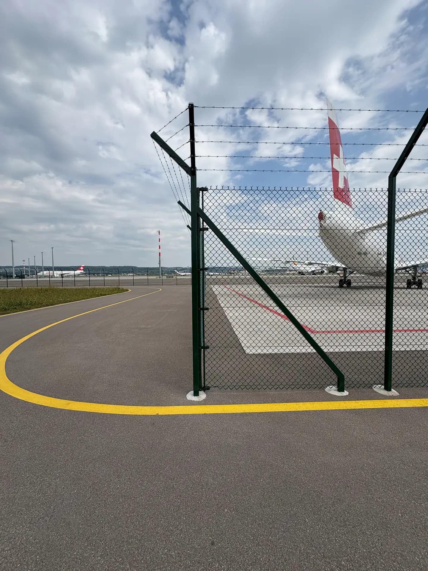 Flughafenzaun mit Blick auf das Vorfeld des Flughafens Zürich