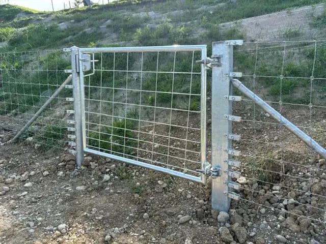 Knotengitterzaun mit Weidetor für ein Tiergehege