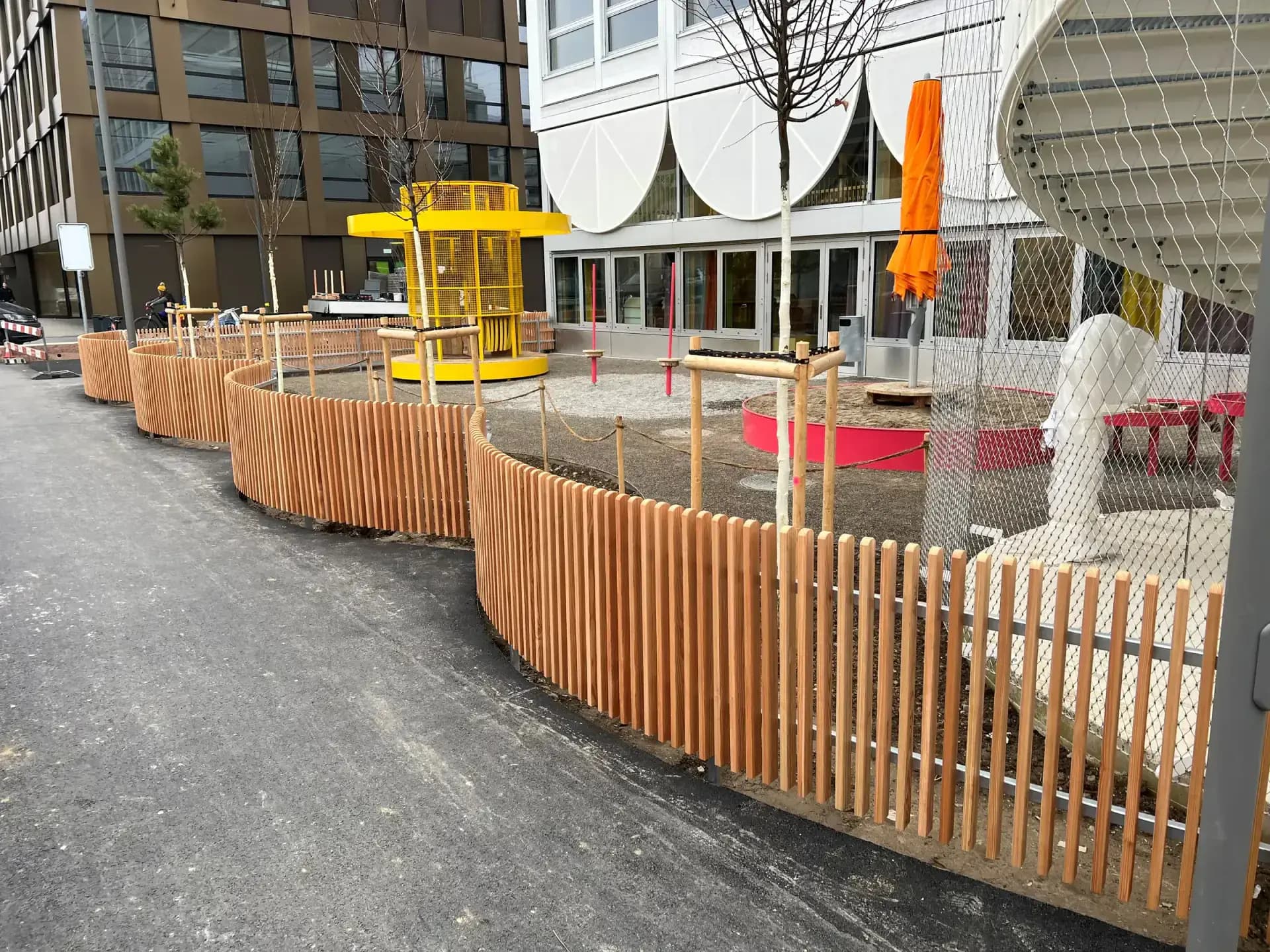 Schulhaus Allmend, Zürich, Referenzprojekt der Walter Zäune AG