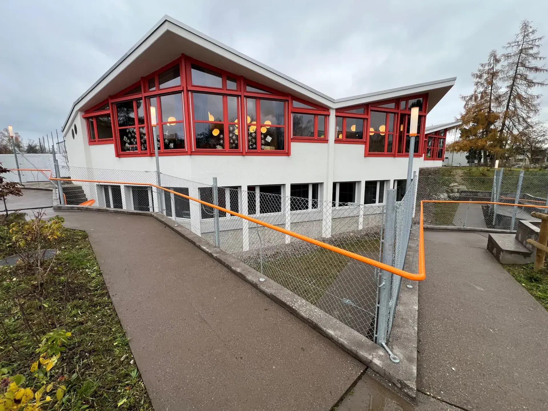 Schulanlage Auzelg, Zürich, Referenzprojekt der Walter Zäune AG