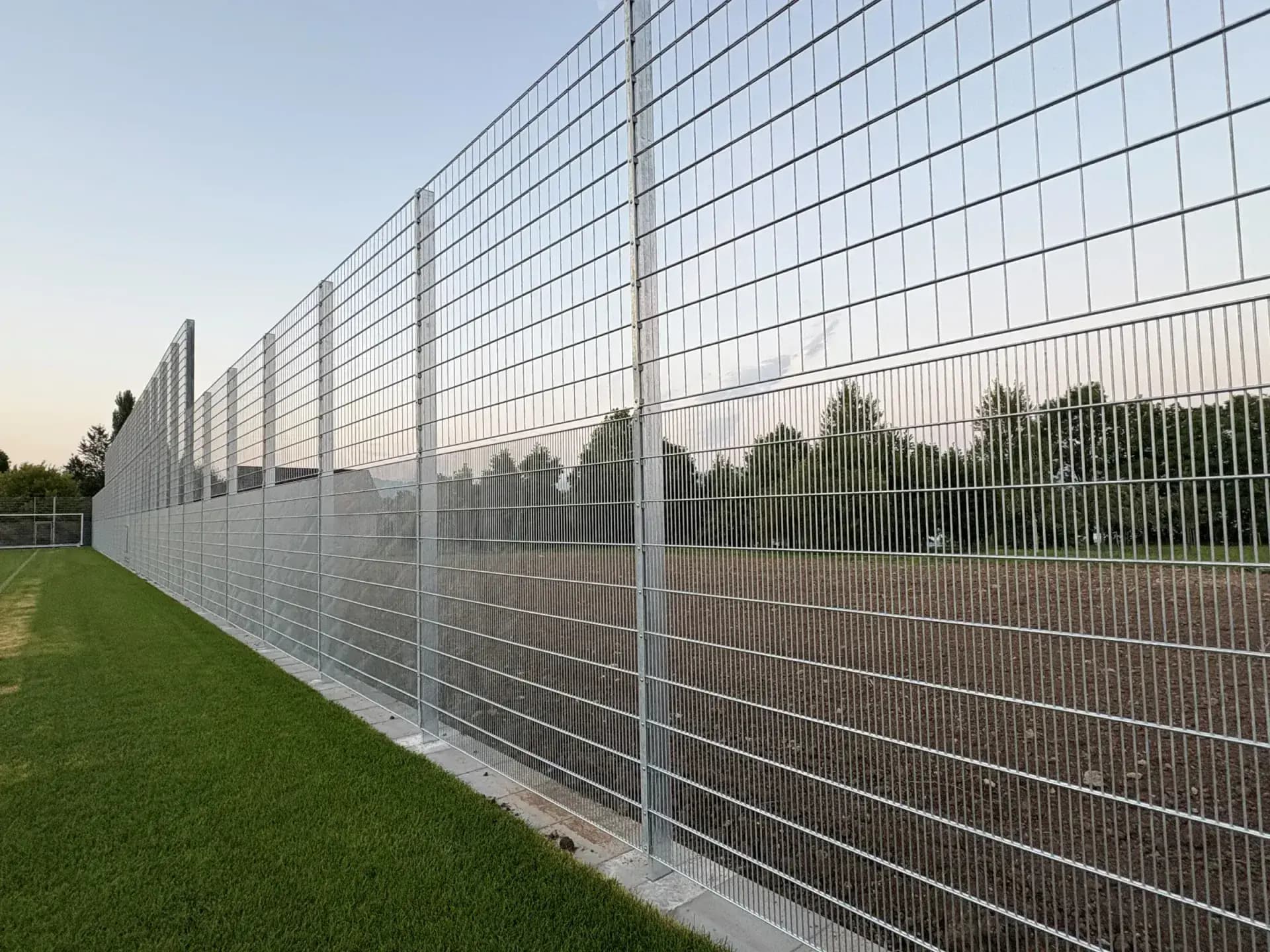Metallzaun einer Sportanlage, gebaut von der Walter Zäune AG