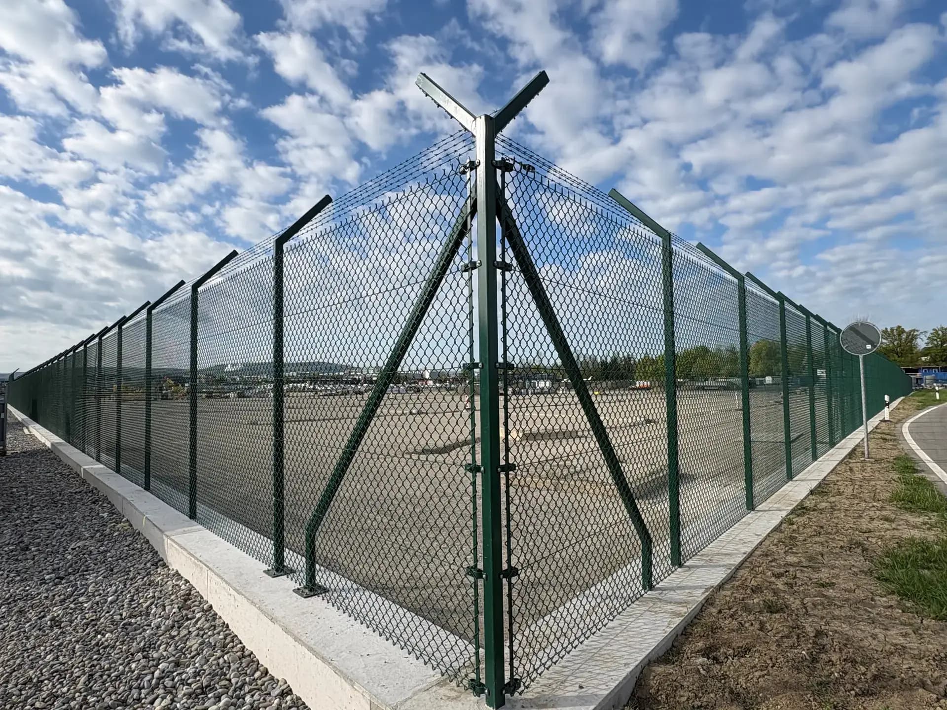 Flughafenzaun Zone West am Flughafen Zürich mit fünf Reihen Stacheldraht