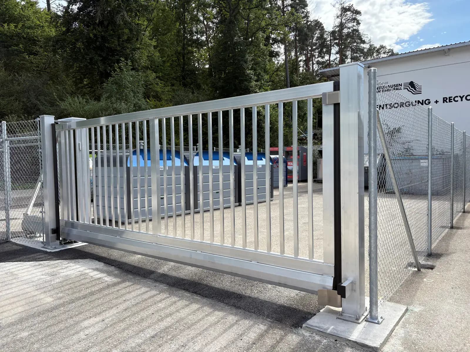 Freitragendes Aluminium-Schiebetor an einem Werkhof