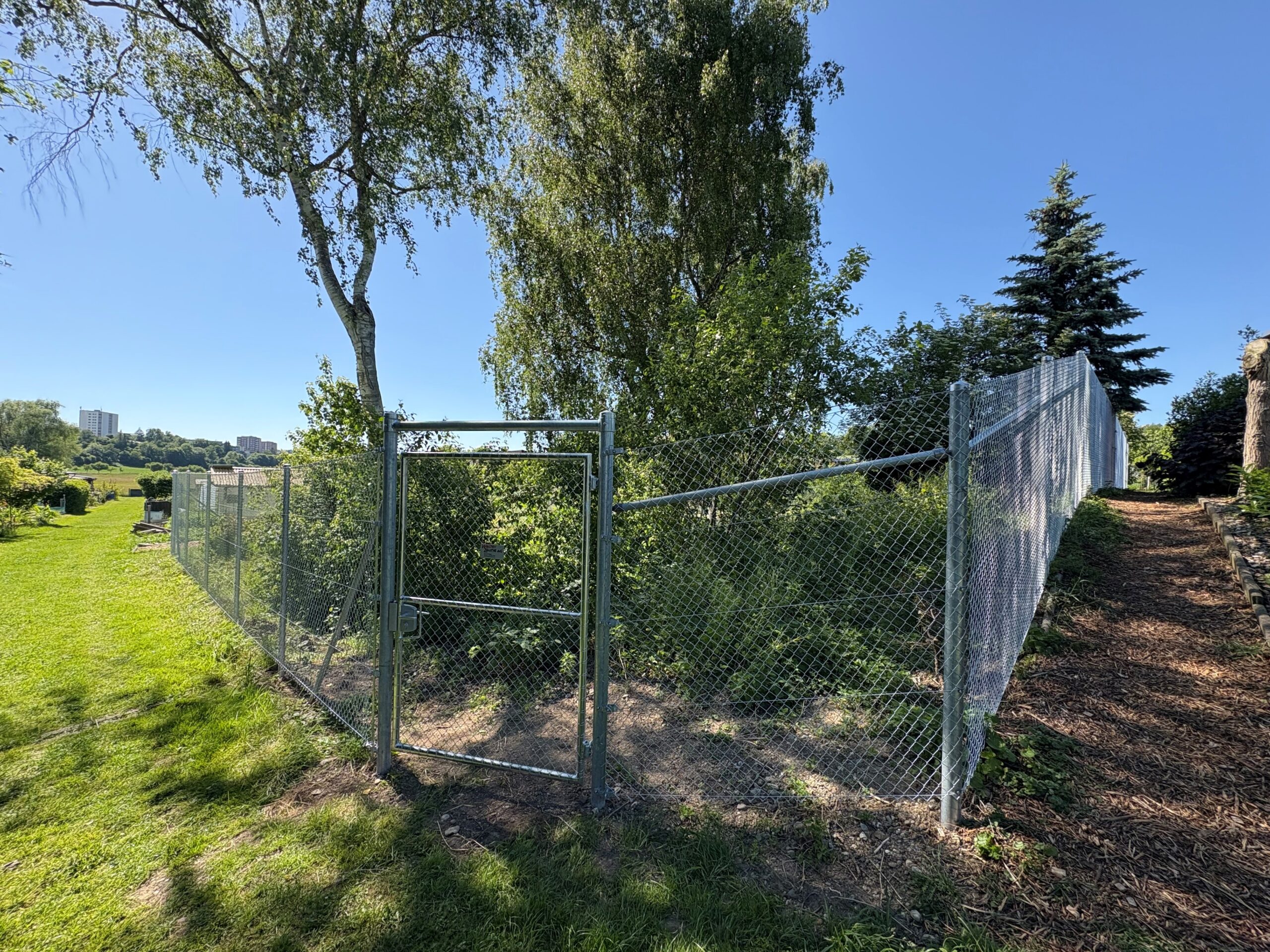 Tor und Zaun am Weg